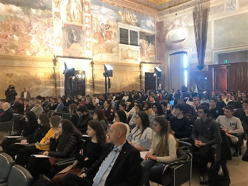 Il pubblico del convegno "Antibiotici e vaccini, la nostra difesa numero uno" nel salone del Parlamento del castello di Udine. 